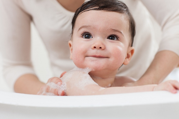 Mách các mẹ cách tắm khi con bị sốt