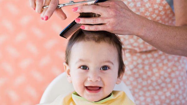 Cắt tóc cho con tại nhà, cha mẹ nên thử