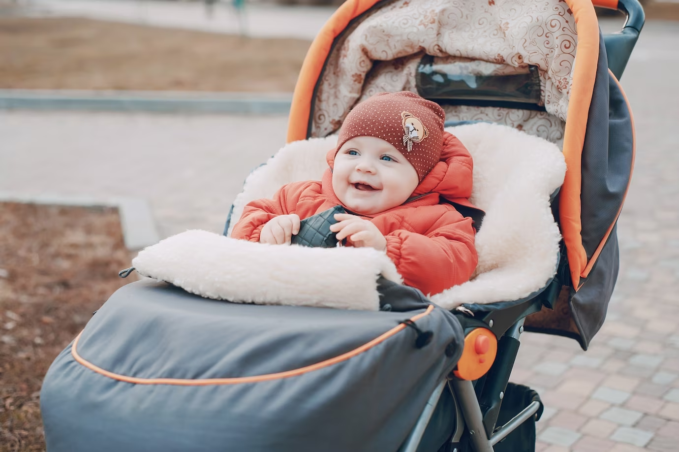 Cách chăm sóc trẻ sơ sinh mùa đông: Hoạt động vui vẻ trong nhà cho bé phát triển toàn diện